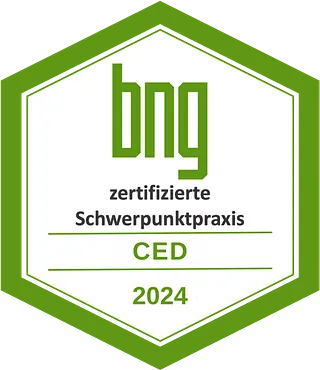 Zertifizierte Schwerpunktpraxis – CED Unsere Praxis ist eine vom bng (Bundesverband niedergelassener Gastroenterologen e.V. Deutschland) zertifizierte Schwerpunktpraxis zu Behandlung chronisch entzündlicher Darmerkrankungen (CED). Zu diesen Erkrankungen zählen zum Beispiel Morbus Crohn und Colitis ulcerosa.